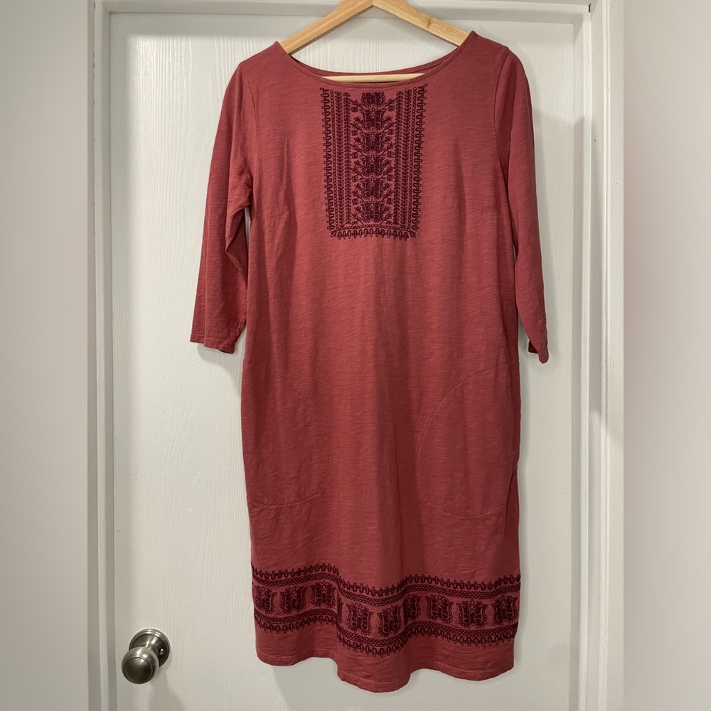 Garnet Hill Embroidered Organic Cotton Tshirt Dress in Garnet Red. Size S